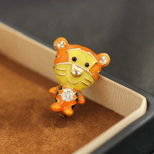 ブローチ 男女兼用 韓国風 かわいい 黄色 小さなトラモチーフ 樹脂加工 カートゥーン 金メッキ 干支 ピンバッジ ラペルピン 合金製 ギフト 普段使い オフィス カジュアル おしゃれ ファッシ