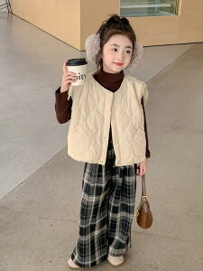 ベスト キッズ 女の子 子供服 秋冬 軽量 薄手 柔らかな 前開き 無地 ノースリーブ ポリエステル 韓国風 カジュアル おしゃれ 通園 普段着 防寒 羽織り ジレ トップス アウターベスト ベージュ