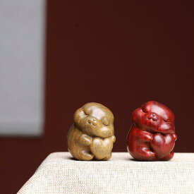 置物 うさぎ ハート型 かわいい 紫檀 木製 彫刻 干支 卯年 開運 縁起アイテム 卓上飾り デスク装飾 高級感 インテリア雑貨 手のひらサイズ 動物モチーフ マスコット オブジェ