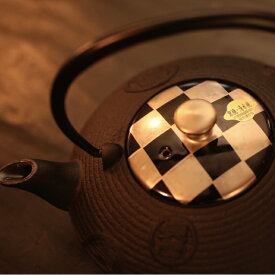 西川貞三郎商店　鉄瓶急須　銀彩黒市松　蓋　清水焼　送料無料　還暦祝　結婚祝　退職祝　記念品 伝統工芸・陶器の和遊感