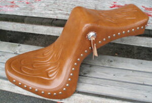 American Dreams アメリカンドリームス キング&クィーンシート ファイヤーパターン Wスタッド 茶レザー コンチョ付 ドラッグスター400 YAMAHA ヤマハ シート シート関連 外装