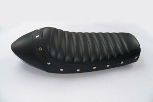 GIGA BIKE FACTORY �M�K�o�C�N�t�@�N�g���[ Cafe Racer Seat (Black Leather / Black Stitching Rivets) �V�[�g �V�[�g�֘A �O��