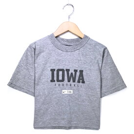 ナイキ スポーツブランドTシャツ グレー ショート丈 NIKE スウォッシュ リメイク プリント ロゴ 灰 半袖 IOWA FOOTBALL 古着【202108】【中古】wv2101-1644