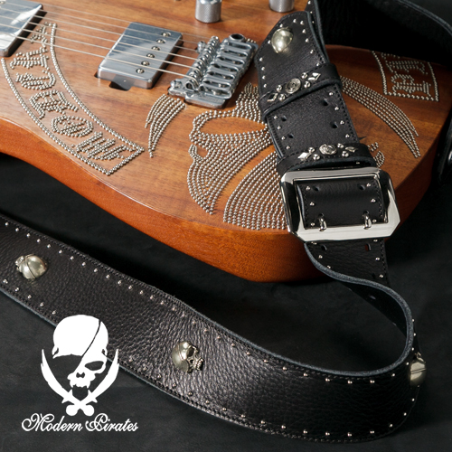 サイドに2.5MMスタッズを センターにはModern Pirates デポー Skullスタッズを贅沢に使用したギターストラップ 50mm Width Soft Leather Studs Round 送料無料カード決済可能 Guitar Skull Strap