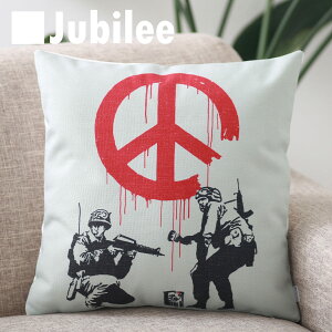 �y�o���N�V�[ Banksy �N�b�V�����J�o�[�z Peace Sign Army Red �k���f�U�C�� 45×45cm ���l�� Jubilee London �V�R�̖����܂񂾃n���h���C�h �v���[���g �M�t�g ���g���X�^�C�� �V���� �V�� ���z���j�� �V