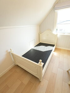 レディメイ シングルベッド リボンの彫刻/リトルプリンセスのリボンとイニシャルCの彫刻 ホワイト色 マット別売り 輸入家具 オーダー家具 プリンセス家具 モダンクラシック フレンチスタ