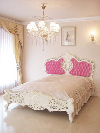 ベッド クィーンサイズ ホワイト色 ベビーピンクのベルベットの張り地 輸入家具 オーダー家具 プリンセス家具 ロココスタイル