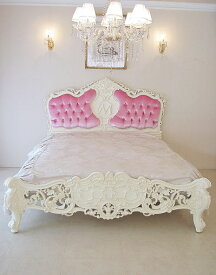 ロココスタイルベッド クィーンサイズ イニシャルの彫刻 ベビーピンクのベルベットの張り地　　輸入家具 オーダー家具 プリンセス家具