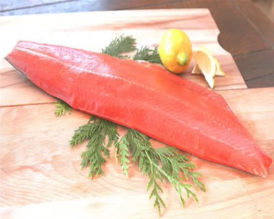 色合いから脂乗りまで厳選した紅鮭を使用したスモークサーモンです。本格薫製によるまろやかな味わいと深みがやみつきになります。特選カナディアンギフトです♪ ★スモークサーモン【紅鮭】半身（約700g～800g）カナダ産