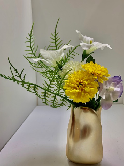仏花 仏壇用 最安値級価格 造花 お供え 小さめのお仏壇用 花瓶付き 81％以上節約 仏壇用白と黄色の花と葉造花