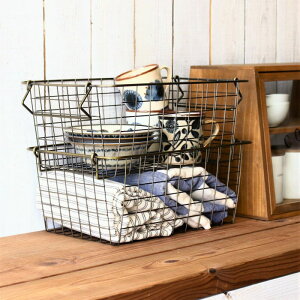 かご バスケット ワイヤーバスケット ゴールド カゴ 籠 収納 持ち手 取っ手付き 幅35cm 奥行23cm 高さ15cm 収納ボックス おしゃれ 積み重ね スタッキング 小物入れ ワイヤーバスケット 金属 アイ