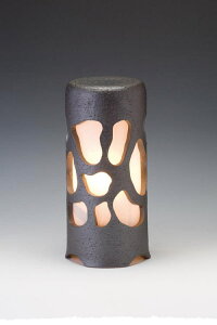 信楽焼ガーデンライト 忍のあかり(ブラック)直径12.5cm×高さ29cm【屋外 ベランダ 防雨型 和風 おしゃれ ライト 置き型 日本製 送料無料】