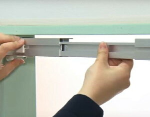 つっぱり 突っ張り ロールスクリーン 取付金具 取り付け金具 40〜60cm ロールカーテン ロールアップ ブラインド 間仕切り 目隠し 吊り下げ 賃貸 天井 パーツ 伸縮 簡易 業務用 軽量 後付け 交