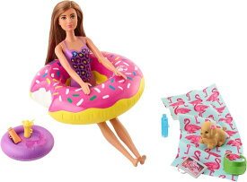 Barbie ドーナツフロート（本当にフロート）、ウォータースケートの子犬のおもちゃ、8つのテーマ付きアクセサリーを備えたバービーの屋外家具セット