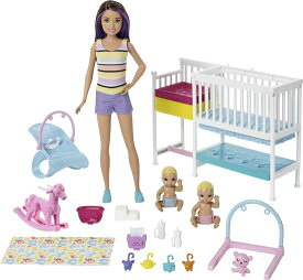 Barbie スキッパーのベビーシッタードール、2つのベビードール、ベビーベッド、10以上の作業ベビーギアとテーマのおもちゃ、3-7歳のギフトセット、マルチカラ