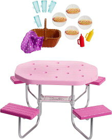 Barbie バービーの屋外家具、調整可能な座席付きのピンクのピクニックテーブル、4のホットドッグピクニック