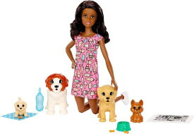 Barbie バービードギーデイケアドール、ブルネット、ペットは、うんちとおしっこをする1匹の子犬、カラーチェンジペーパーなど、3-7歳の贈り物を含む4匹の犬と