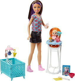 Barbie スキッパーの友人人形、カラーチェンジのベビードール、ハイチェア、ベビーベッド、3-7歳のテーマ付きアクセサリーとバービーベビーシッティングプレイ