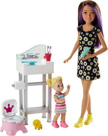 Barbie スキッパードール、ベビードール、シンク、トイレシートの反転、3-7歳のテーマ付きアクセサリーとバービーベビーシッタープレイセット