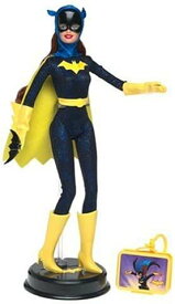 Barbie バットガールとしてのバービー：11.5 "DCコミックのスーパーフレンズのスタンドとキャラクターロゴ付きの収集可能な人形