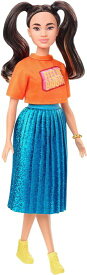 Barbie オレンジ色のTシャツを着た長いブルネットのピグテール、シマリーブルースカート、黄色のキックとブレスレット、おもちゃ3-8歳のバービーファッショニ