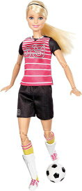 Barbie バービーは、ポーズ可能なサッカー選手の人形を動かしました