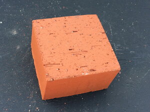 赤レンガ ハンマス(半マス)☆1個あたりサイズ☆(約):105×100×60mm重さ:1.25kg*4個まで同一送料(5個以上は画像2枚目の送料表参照)※バラとセットを一緒にご注文の場合はバラ分の送