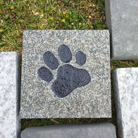 1面バーナーピンコロ　クウォーター犬の足形入りサイズ：縦9cm×横9cm×高2.5cm重さ：0.6kgカラー：【ホワイト】・【グリーン】・【ブラック】