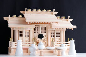 美しい、東濃ひのき ■ 屋根違い 三社丸柱に格子扉 赤御簾付き 中型 神棚セット ■ 神具セット 神棚 神具 仏具 盆提灯 やまこう 山幸