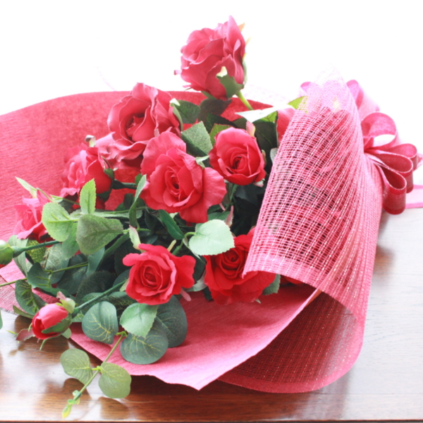 造花 想いをこめて！豪華な紅いバラの花束 シルクフラワー CT触媒