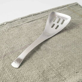 なごみ槌目和風カトラリー 取り分けスプーン 角 穴明 日本製 燕三条 和食器