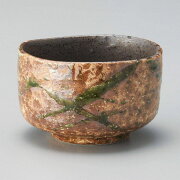 カイラギと織部の組み合わせが美しい抹茶碗