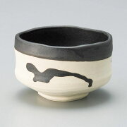 信楽風の黒流し掛けが美しい抹茶碗