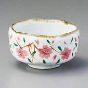 手描きの桜吹雪が美しい抹茶碗