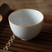 銅板により草花が繊細に映し出された、コントラストが美しいシリーズ。