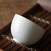 銅板により草花が繊細に映し出された、コントラストが美しいシリーズ。