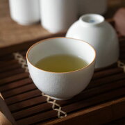 銅板により草花が繊細に映し出された、コントラストが美しいシリーズ。