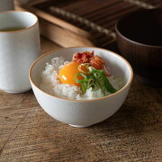 銅板により草花が繊細に映し出された、コントラストが美しいシリーズ。
