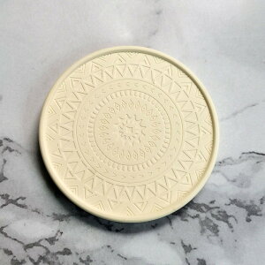 2枚セット 珪藻土 コースター 吸水コースター 約W10×D10cm 北欧 コップ敷き 吸水性 消臭 防臭 防カビ ドリンクコースター 冷たい飲み物 グラス置き 断熱 滑り止め 割れない 洗浄可 アスベスト