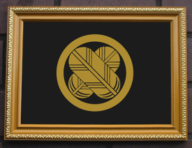 丸に右上違い鷹の羽　金色額入り家紋