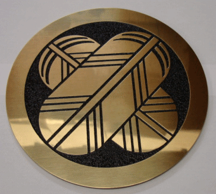 楽天市場】家紋高級エッチングエンブレム5cm 丸に違い鷹の羽