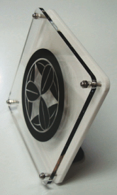 家紋盾　丸に九枚笹人気の家紋盾アクリルW式100mmx100mmスタンド式の家紋盾です。