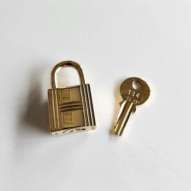 HERMES エルメス カデナ 114 鍵 セット 南京錠 ゴールド ロック ブランド 送料無料 中古 カギ キー トゴ ゴールド金具 レザー 本革 バーキン ケリー ボリード パドロック 鍵 クローシュ バッグアクセサリー バッグチャーム バック bag ブランド 美品 母の日 金 ゴルド