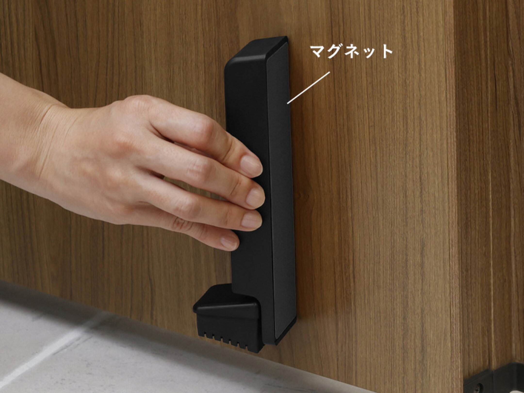 【 マーナ ドアを押すと解除できるドアストッパー 】新商品 マグネットドアストッパー 磁石 強力 玄関ドア ゴム 滑り止め 滑らない ドアストップ 扉留め ドア留め 固定 手を使わない 足で開閉 足だけ 黒 シンプル 
