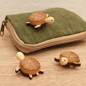 亀 バッジ かわいい 丸い 敬老の日 プチギフト 長寿 お守り アクセサリー 木 クラフト 人形 動物 鞄 目印 ギフト プレゼント 贈り物 誕生日 縁起物 タートル 祖父 祖母 贈答品 小さい 銭亀 爬虫類 ペット