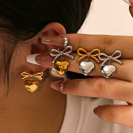 女性用 イヤリング リボン ハート ペンダント チタンスチール 18K金メッキ コントラストカラー 高級感 ユニーク アレルギー対応 軽量 日常使い ファッションアクセサリー