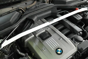 Ultra Racing �t�����g�^���[�o�[BMW 5�V���[�Y E60 NA25/NA30/NE25/NE30/NU25/NU30�p (TW2-1595)�y�⋭�p�[�c�z�y�����ԃp�[�c�z�E���g�����[�V���O Front Tower Bar