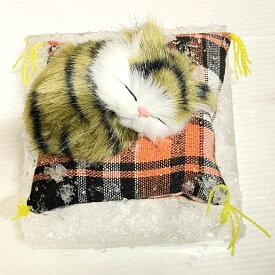 眠っちゃだめ！ねこにゃん　雪に埋もれた12cm角の座布団で眠る　可愛い子猫のぬいぐるみ