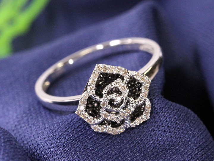★20％OFFクーポン対象★ブラックダイヤモンドの上品なバラ薔薇モチーフ立体的K18WGリング 指輪（各地金素材対応可能）店頭で人気！受注品 送料無料