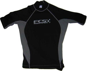 エフシーエス(FCS)半袖 ラッシュガード SHORT SLEEVE RUSH GUARD【紫外線対策!!海の必需品!】サーフィンのデッキパッドローカル初心者波情報ウェットスーツ 夏 冬 いつから バンド サポーター パン
